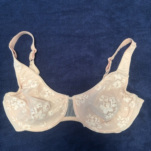 Four very pretty bras two lightly lined , two unlineded - Picture 8 of 11
